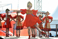 С праздником, Россия!