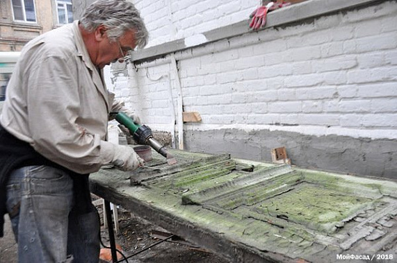 В доме Мешковой жильцы своими руками отреставрировали дверь. Теперь она — как из музея!