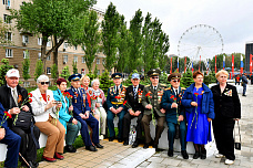 08 05 2025 Сотни ростовчан возложили цветы к Вечному огню на Театральной площади 