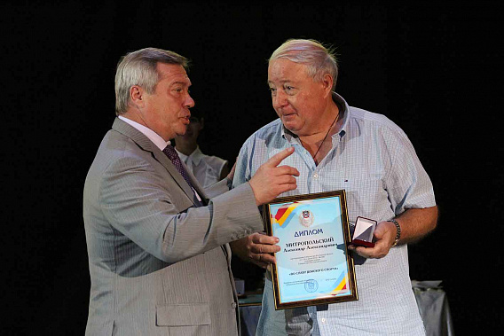 Награду получает журналист, мастер спорта Александр Митропольский.