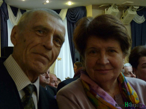 У Валентина Ильича Шутько свой рецепт семейного счастья, у его супруги Евгении Васильевны — свой. А живут вместе 50 лет! У Валентина Ильича Шутько свой рецепт семейного счастья, у его супруги Евгении Васильевны — свой. А живут вместе 50 лет!