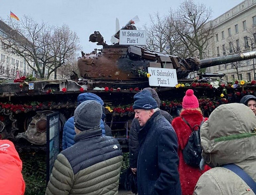Немцы принесли цветы к российскому танку в Берлине