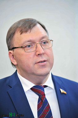 – В бюджет заложены направления, значимые буквально для каждого жителя Дона. И традиционно велика доля социальных расходов… – прокомментировал председатель Законодательного собрания области Александр Ищенко. – В бюджет заложены направления, значимые буквально для каждого жителя Дона. И традиционно велика доля социальных расходов… – прокомментировал председатель Законодательного собрания области Александр Ищенко.