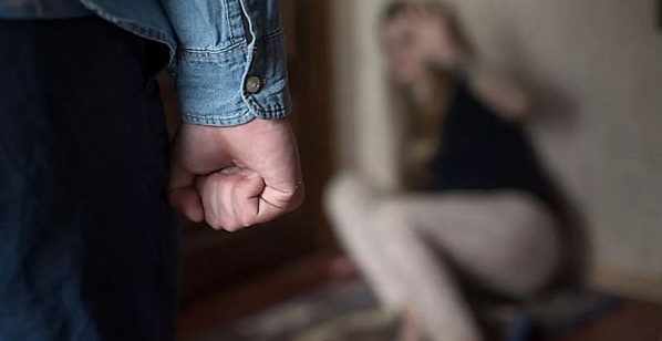 Таганрожец три года насиловал свою дочь