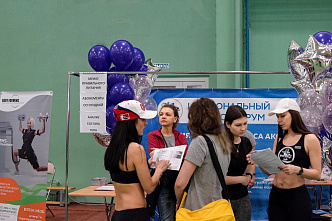 Руки вместе, ноги шире