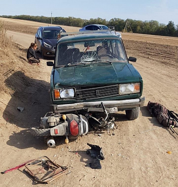 В Песчанокопском районе несовершеннолетний водитель скутера попал под колеса машины