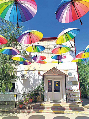В проект «Красота на Дону» Оксана Гаркушина прислала фотографии и рассказала,  что появились зонтики у здания местной нотариальной конторы.