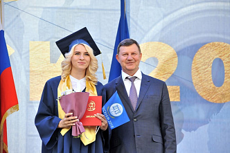 В ДГТУ вручили дипломы лучшим выпускникам