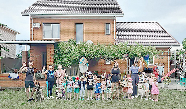 Собака должна приносить радость. Но чтобы так было, для нее нужно создать все необходимые условия. Марина БЕРДНИК (на фото – вторая слева) со своими воспитанниками об этом очень хорошо знает.