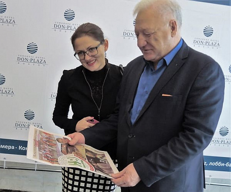 Международный гроссмейстер Николай Пушков  и президент шахматной федерации Таганрога Елена Половина.