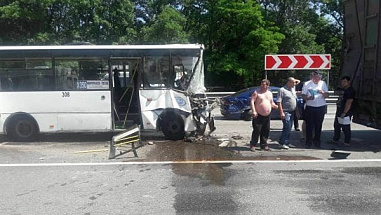 В Ростовской области под Аксаем автобус столкнулся с грузовиком: 15 пострадавших