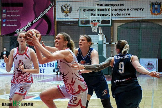 С мячом Анна ЗАЙЦЕВА. Она была признана самым ценным игроком финала.