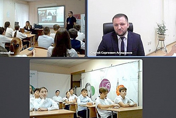  С. Анищенков во время проведенного им с аксайскими школьниками урока по теме «Искусственный интеллект в стартапах». Урок организовал Центр профориентации Аксайского района. Источник фото: газета «Победа» Аксай..