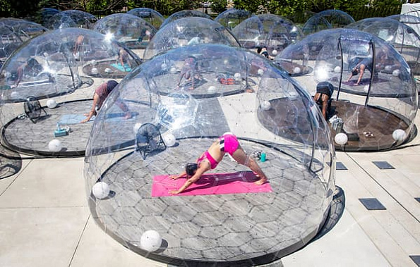 Для безопасности занимающихся йогой в парке Торонто установили пластиковые купола