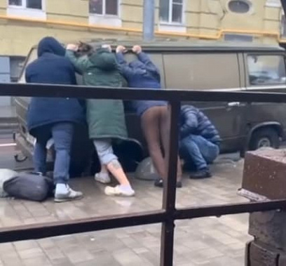 На улице Станиславского в Ростове автомобиль попал в коммунальную «западню»