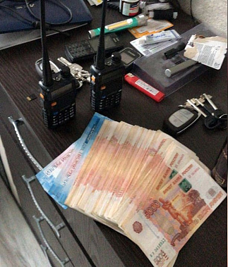 Кадры оперативной съемки обыска на рабочем месте подозреваемых во взятках сотрудников ДПС