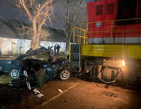 Маневровый локомотив столкнулся с легковым автомобилем