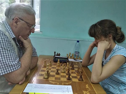 В первом туре юная ростовчанка  Екатерина Донченко сыграла вничью с чемпионом мира гроссмейстером Николаем Пушковым. 