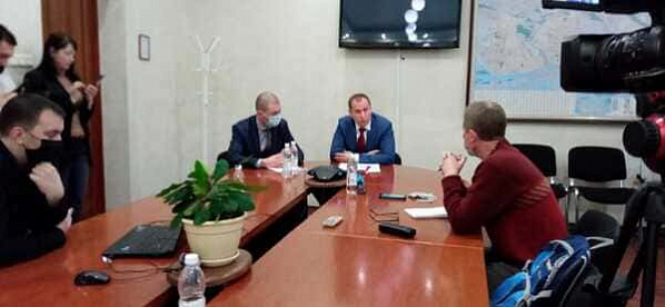 В самом начале эпопеи за руководство 