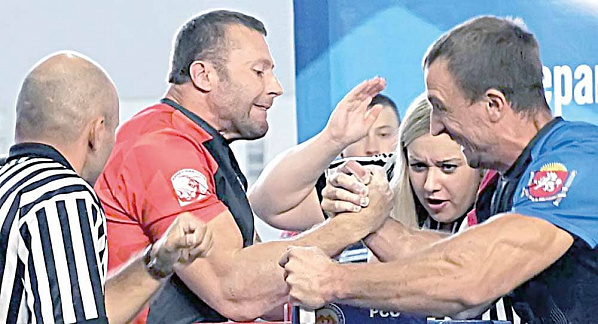 В армрестлинге одна сила рук решает не все. Нужны скорость реакции, техника, умение терпеть. Всего этого хватает мастеру спорта Роману ШЕВЧЕНКО (слева). В армрестлинге одна сила рук решает не все. Нужны скорость реакции, техника, умение терпеть. Всего этого хватает мастеру спорта Роману ШЕВЧЕНКО (слева).