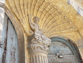 Кто построил доходный дом?