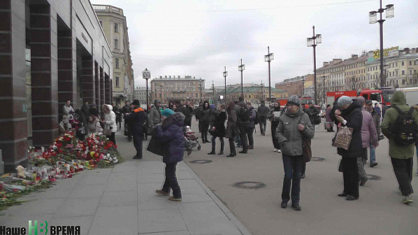 На следующий день после взрыва к входу в метро «Спасская» люди шли с цветами.