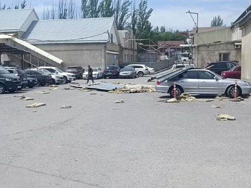 Профилированный лит, сорванный ветром со здания, в Ростове упал на припаркованные неподалеку машины. Источник фото: телеграм-канал