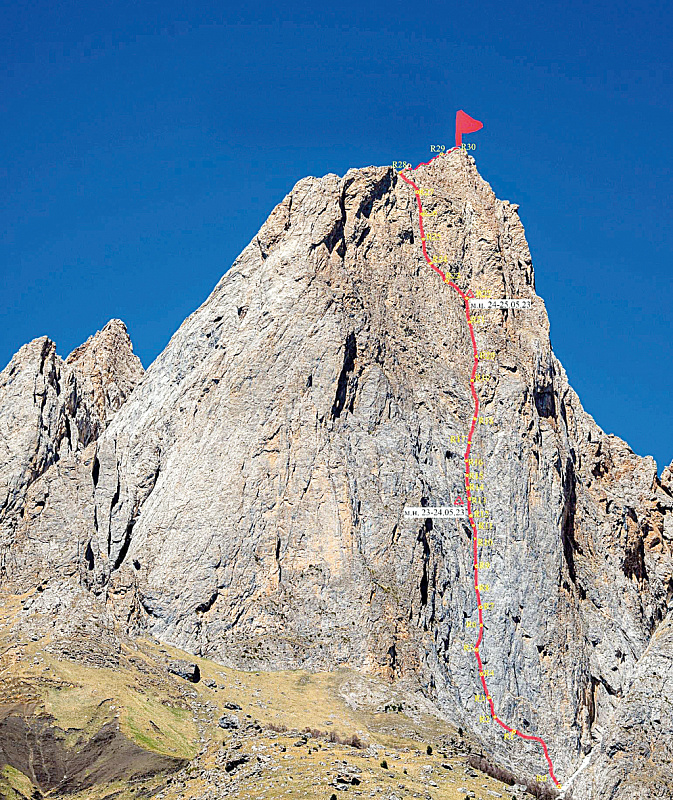 Подробный маршрут восхождения, нанесенный на фото скальной стенки.