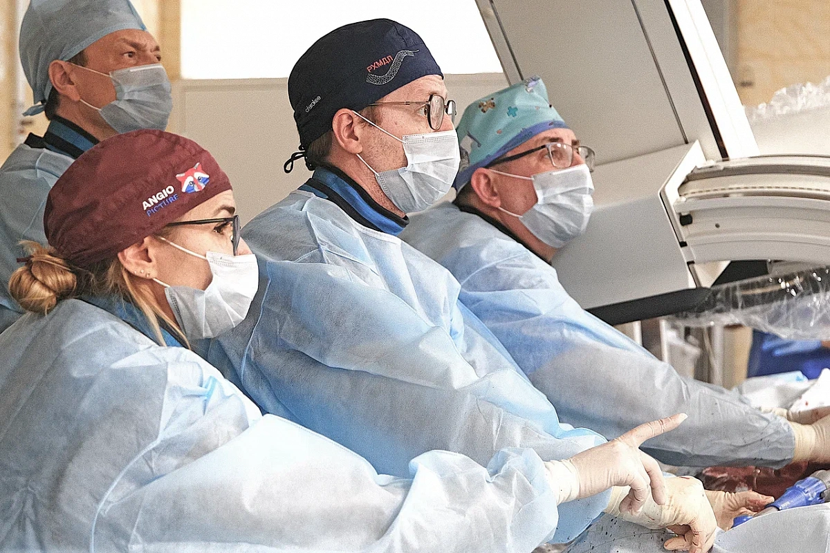 В ходе апробаций рядом с операционной бригадой рентген-эндоваскулярных хирургов РостгМУ – Евгением Валерьевичем Косовцевым, и ассистентами Андреем Ивановичем Удовенко и Анной Максимовной Путилиной находился доктор медицинских наук Алексей Николаевич Федорченко (слева во втором ряду).