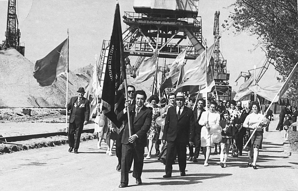 Работники Ростовского порта на Первомайской демонстрации. Весна 1977 года.
