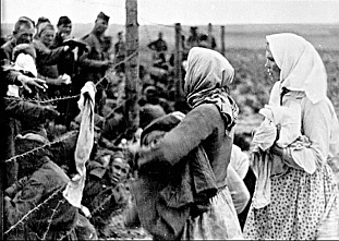 Местные жители делились с военнопленными последним. (Фото взято из открытых источников интернета).