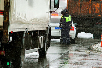 На трассе М-4 выявляли любителей левой полосы