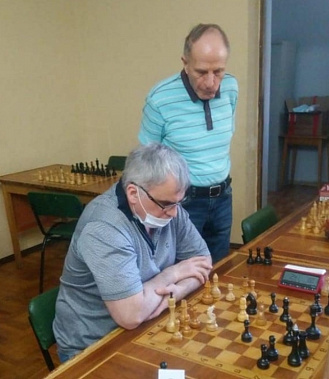 За игрой Савелия Немцева наблюдает победитель Евгений Попов