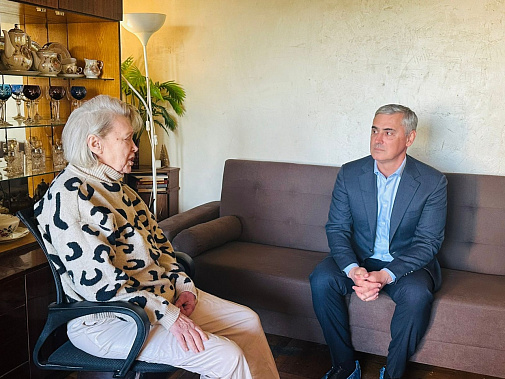 Поздравляют ветеранов педагогического труда