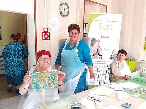 Марина ШКРЕБЕЦ (в центре) проводит мастер-класс по живописи по воде у подопечных в Целинском районе.