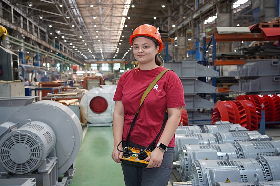 Лучший крановщик НЭВЗа -  Анастасия Саввина из аппаратно-механического цеха. 