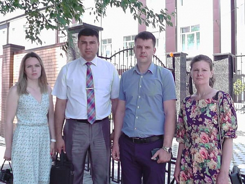 Члены рабочей группы – жители станицы Кировской Юлия Данцева, Александр Оганьян, Николай Голубов и Наталья Шамаева передали заявление генеральному прокурору России Юрию Чайке. Члены рабочей группы – жители станицы Кировской Юлия Данцева, Александр Оганьян, Николай Голубов и Наталья Шамаева передали заявление генеральному прокурору России Юрию Чайке.