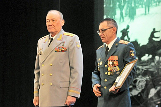 С нашим праздником, мужики!!!