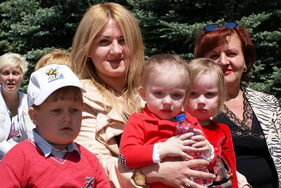 Большая семья Мисиченко «болеет» за своих: скоро награду будут вручать прадедушке и прабабушке малышей – Анатолию и Валентине.