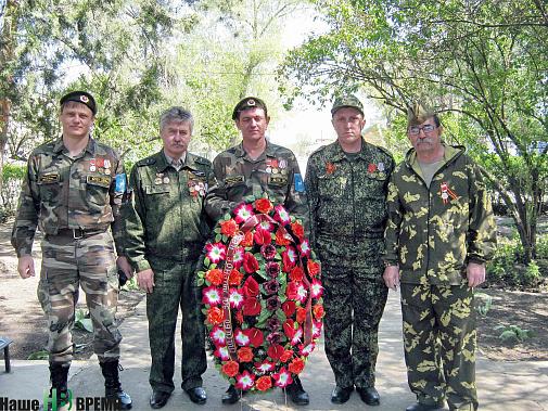 Бойцы поискового отряда «Донской» (слева направо) Максим Дуля, Вячеслав Градобоев, Александр Жилибовский, Евгений Сухоруков, Сергей Комаров. Бойцы поискового отряда «Донской» (слева направо) Максим Дуля, Вячеслав Градобоев, Александр Жилибовский, Евгений Сухоруков, Сергей Комаров.