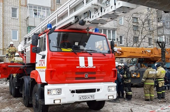 Спасатели готовятся к разбору завалов на восьмом этаже в доме в Шахтах