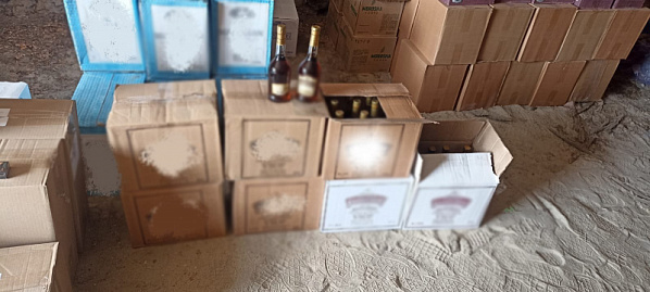 Полиция изъяла у дончанина тысячи немаркированных бутылок спиртного и пачек сигарет