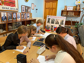 Юные художники кистью к памяти взывали...