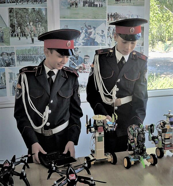Кадеты Николай БЕСПАЛОВ и Леонид ГРЕБЕННИКОВ показывают своих первых роботов.