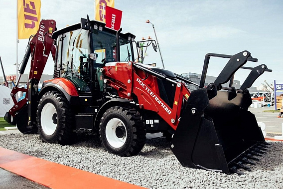 Экскаватор погрузчик BL 810 на стенде 