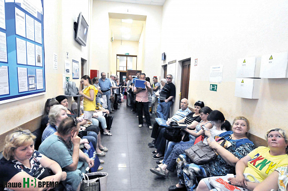 Бескрайние очереди в главном офисе ростовского «Водоканала» на Горького, 293.