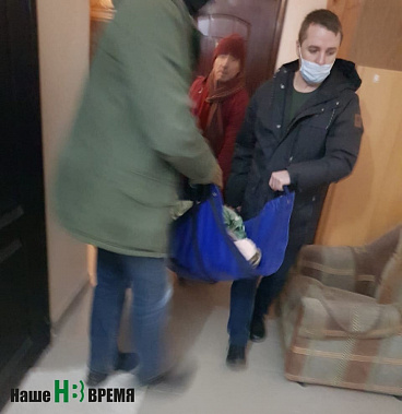 «Скорая» выносит Елену Пивоварову: во время обыска ей стало плохо