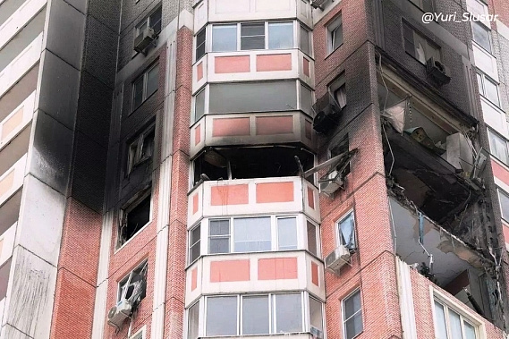 До по улице Еременко в Левенцовском жилмассиве Ростова, пострадавший при атаке украинских дронов в ночь на 14 января. Источник фото,: скриншот видеосюжета в телеграм-канале Ю. Слюсаря.