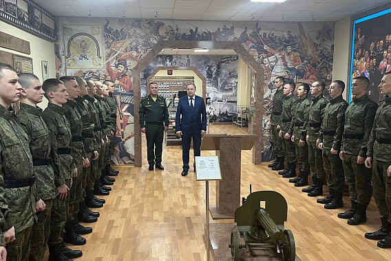 Во время проводов призывников, отбывающих на службу в Президентский полк. К юношам обращается замгубернатора Ростовской области В. Артемов. Источник фото: правительство Ростовской области.