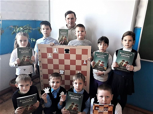 В Белянской школе Константиновского района  благодаря содействию «Нашего времени» получили шахматный инвентарь